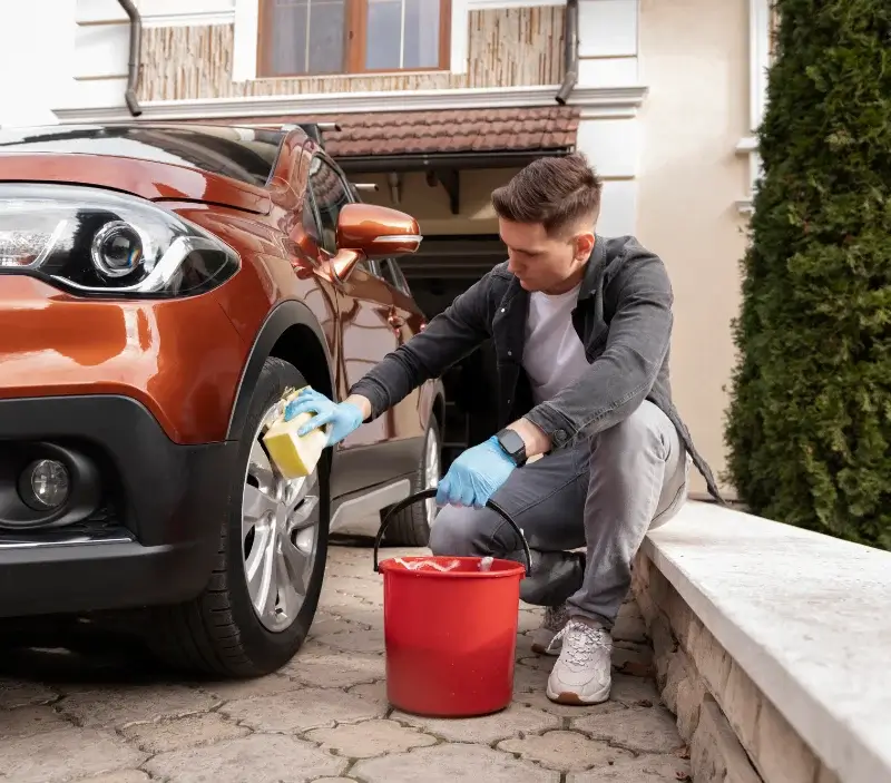 Lavage auto à domicile Cuigy-en-Bray : professionnel intervenant sur un véhicule